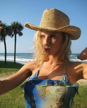 Charlotte McKinney profile picture